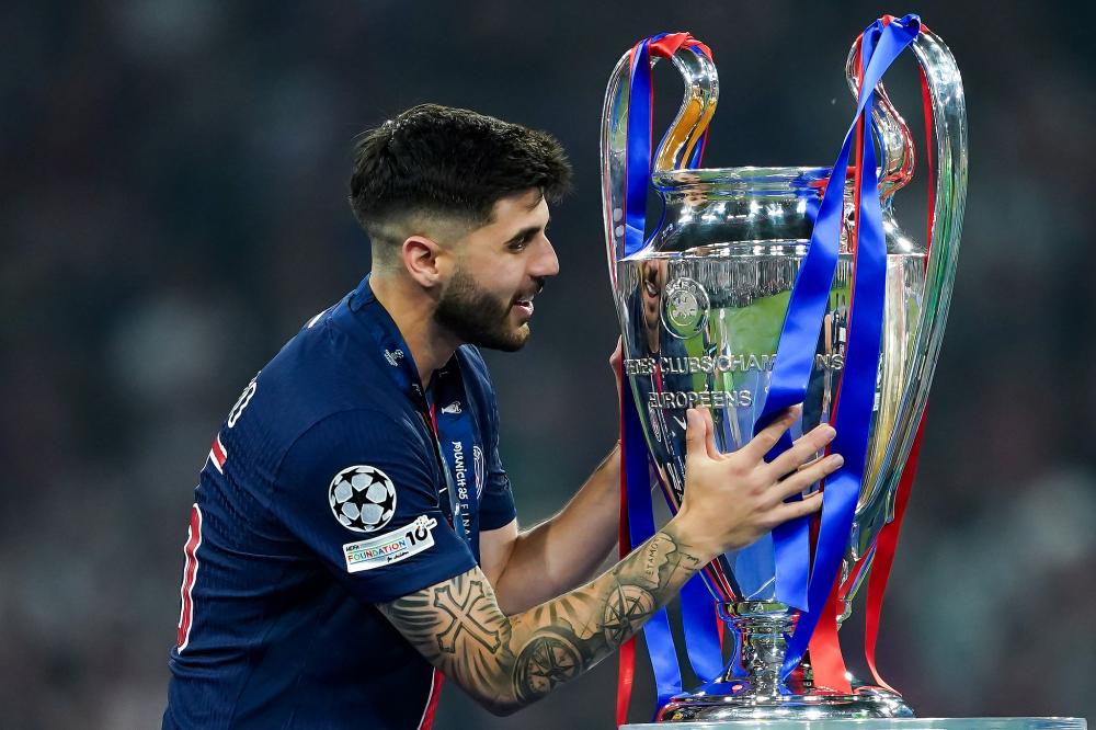 整活，布拉格斯拉维亚把梅西回诺坎普的背景P成自家主场